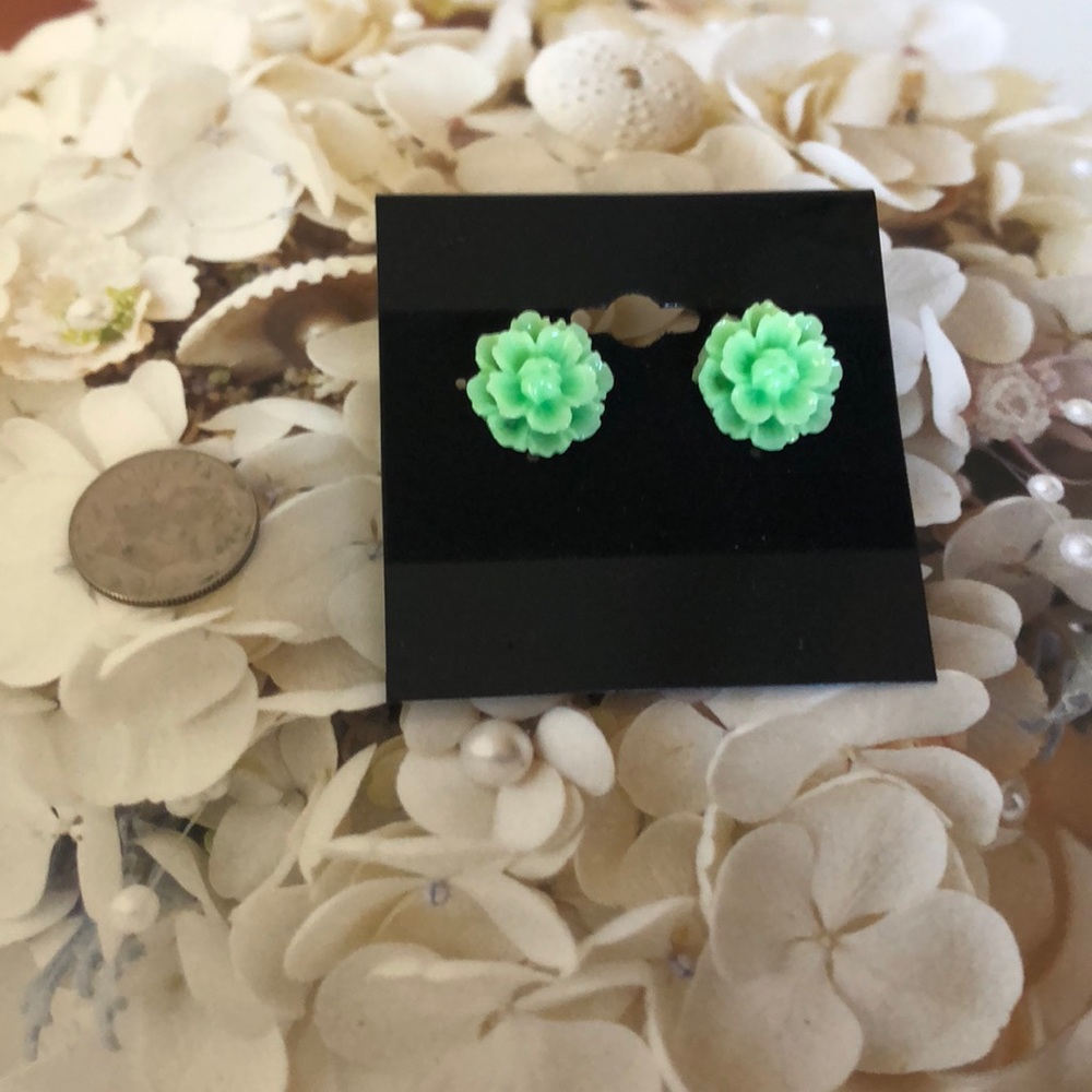 ❗️NEW❗️ adorable green flower earrings - Picture 2 of 3